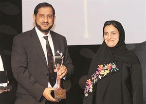 احمد العربيد متسلما الجائزة
