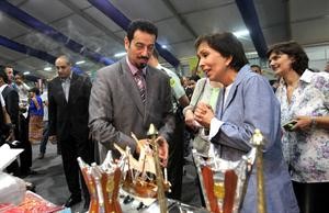 الاميرة بسمة بنت طلال مع السفير دحمد الدعيج في جناح الكويت داخل البازار
