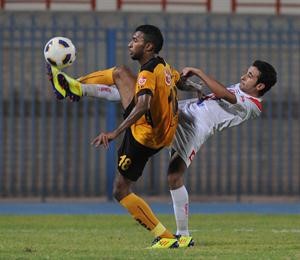 لاعب وسط الكويت عبدالله البريكي يحاول استخلاص الكرة من مدافع القادسية عامر المعتوق	 هاني الشمري﻿