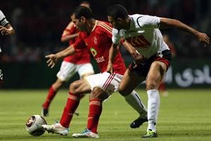 مهاجم الاهلي عماد متعب يسيطر على الكرة بمضايقة مدافع حرس الحدود