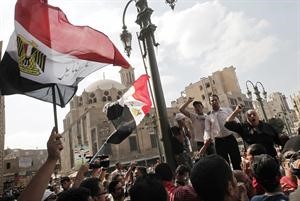 جانب من المسيرة التي انطلقت من جامع الازهر الى كاتدرائية العباسية للم الشمل والوحدة الوطنية امس الاول افپ