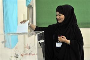 عمانية تدلي بصوتها في انتخابات مجلس الشورى امس افپ