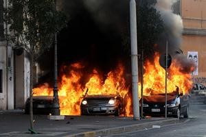  والنيران تشتعل في السيارات امام احد البنوك في روما					افب﻿