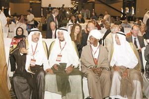 عبد العزيز البابطينفي حوار مع دعبد الله المعتوق وسوار الذهب﻿