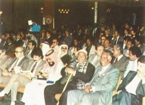 الزميل يوسف عبدالرحمن يجلس بجوار الزعيم الوطني ابراهيم سلطان واول رئيس للبرلمان الاريتري في الندوة الدولية في تونس 1982﻿