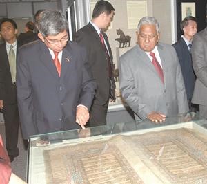 الرئيس السنغافوري سيلان رامانثان لدى زيارته متحف طارق﻿