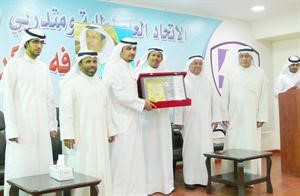 درع تذكارية من اتحاد التطبيقي الى دفهاد العجمي﻿