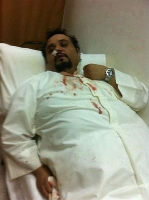 الزميل سعود الورع على سريره في مستشفى الصباح لتلقي العلاج