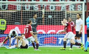فرحة لاعبي ميلان كاسانو وروبينيو بالفوز على باليرمو رويترز
