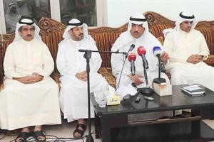 مسلم البراك متحدثا خلال الندوة وبجانبه خالد الطاحوس وعبدالله المجرن ومحمد الهملان ﻿