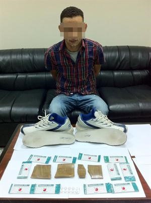 حذاء المتهم الجديد كشف عن تهريبه الحشيش والحبوب