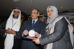 الزميلة هناء السيد تتسلم درعا تكريمية لـ الانباء ناصر عبدالسيد
