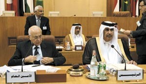 رئيس وزراء قطر ووزير الخارجية ورئيس الاجتماع الطارئ لمجلس الجامعة العربية الشيخ حمد بن جاسم ال ثاني وامين عام الجامعة العربية نبيل العربي خلال الاجتماع في القاهرة امسافپ