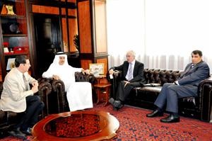 دخالد العوهلي خلال اللقاء مع البروفيسور توم كولينز
