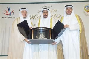 الوزير النومس يتسلم درع تكريم صاحب السمو الامير الشيخ صباح الاحمد﻿