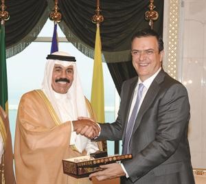 سمو ولي العهد الشيخ نواف الاحمد مستقبلا العمدة مارسيلو ابراد
