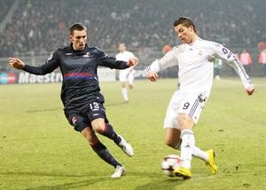 نجم ريال مدريد كريستيانو رونالدو وتالق في مباراة الموسم الماضي امام ليون
