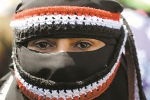 يمنية مناهضة للرئيس علي عبدالله صالح خلال تظاهرة في صنعاء امس	رويترز﻿