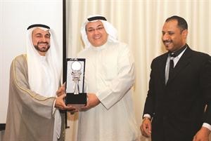تكريم احدى الجهات المشاركة في المؤتمر