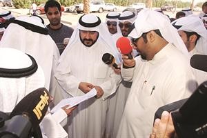 سعدون حماد يستمع الى شكاوى عدد من المعتصمين
