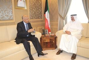 الشيخ محمد الخالد مستقبلا السفير المصري﻿