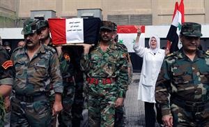 جنود سوريون يشيعون زملاء لهم قضوا في اشتباكات مع مسلحين	سانا﻿