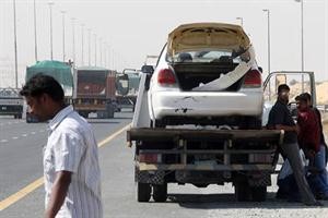احدى السيارات المحطمة على الشاحنة﻿