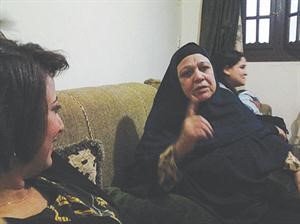 السيدة صبحية خلال حديثها مع جيرانها