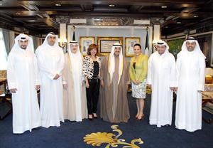 سمو رئيس مجلس الوزراء الشيخ ناصر المحمد مستقبلا عبدالوهاب الهارون واعضاء مشروع ذخر
