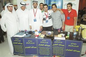 ممثلو احدى القوائم المتنافسة في صورة للذكرى﻿