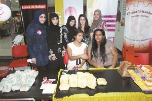 مجموعة من طالبات الجامعة﻿