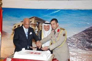 الفريق خالد الجراح يشارك السفير المصري عبدالكريم سليمان والعقيد اشرف بركات قطع كيكة الحفل
