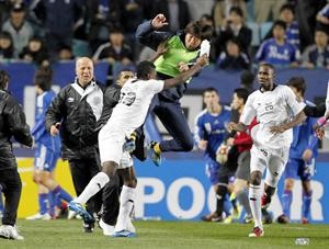 لاعب السد القطري يتعرض لاعتداء من احد لاعبي سامسونغ رويترز
