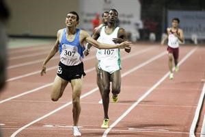 البطل محمد العازمي متصدرا السباق
