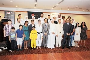 مجموعة من اللاعبين والمدربين وممثلي الشركات اثناء التكريم
