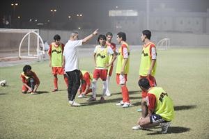 احمد حيدر يوجه اللاعبين اثناء احد التدريبات 				 هاني الشمري﻿