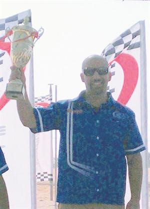 البطل محمد جعفر حاملا الكاس