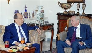 رئيس الحكومة الاسبق عمر كرامي مستقبلا النائب ميشال عون في بيروت امس الاول	محمود الطويل﻿