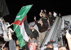 الاسرى الفلسطينيون المفرج عنهم لحظة وصولهم الى مطار دمشق افپ