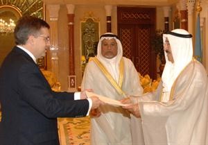 صاحب السمو الامير الشيخ صباح الاحمد يتسلم اوراق السفير الكندي
