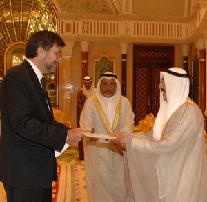 سمو الامير يتسلم اوراق السفير السويسري
