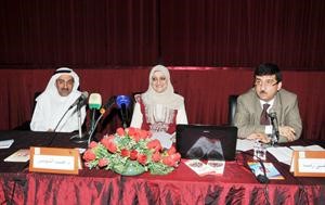 دهند الشومر تتوسط المحاضرين في الندوة متين غوزال
