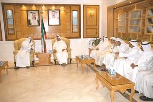 الشيخ دمحمد الصباح خلال حديثه الى موظفي وزارة الخارجية بحضور الوزير علي الراشد
