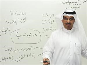 عبدالرحمن المسفر محاضرا خلال الدورة