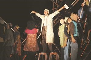 ناصر الدوب في مشهد من مسرحية كرسي الشعب﻿