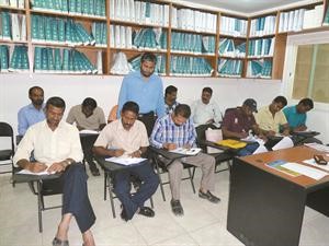 جمع من الدارسين للعربية﻿