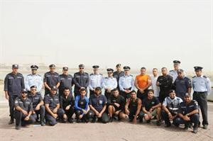 العميد الانصاري والعقيد المكراد والمقدم الامير يتوسطون رجال الانقاذ البحري﻿