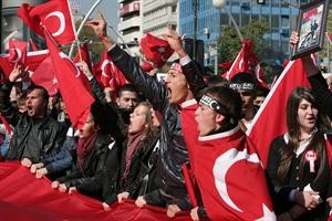 مئات الاتراك يشيعون 24 جنديا الذين قتلوا امس الاول	افپ﻿