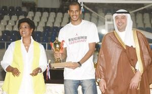 يتلقى جائزة افضل لاعب من الشيخ طلال الفهد والشيخة نعيمة الاحمد﻿