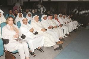 عواطف البدر والعقل والصالح وجابر يتابعون عرض ـشاعر الكرنك ﻿